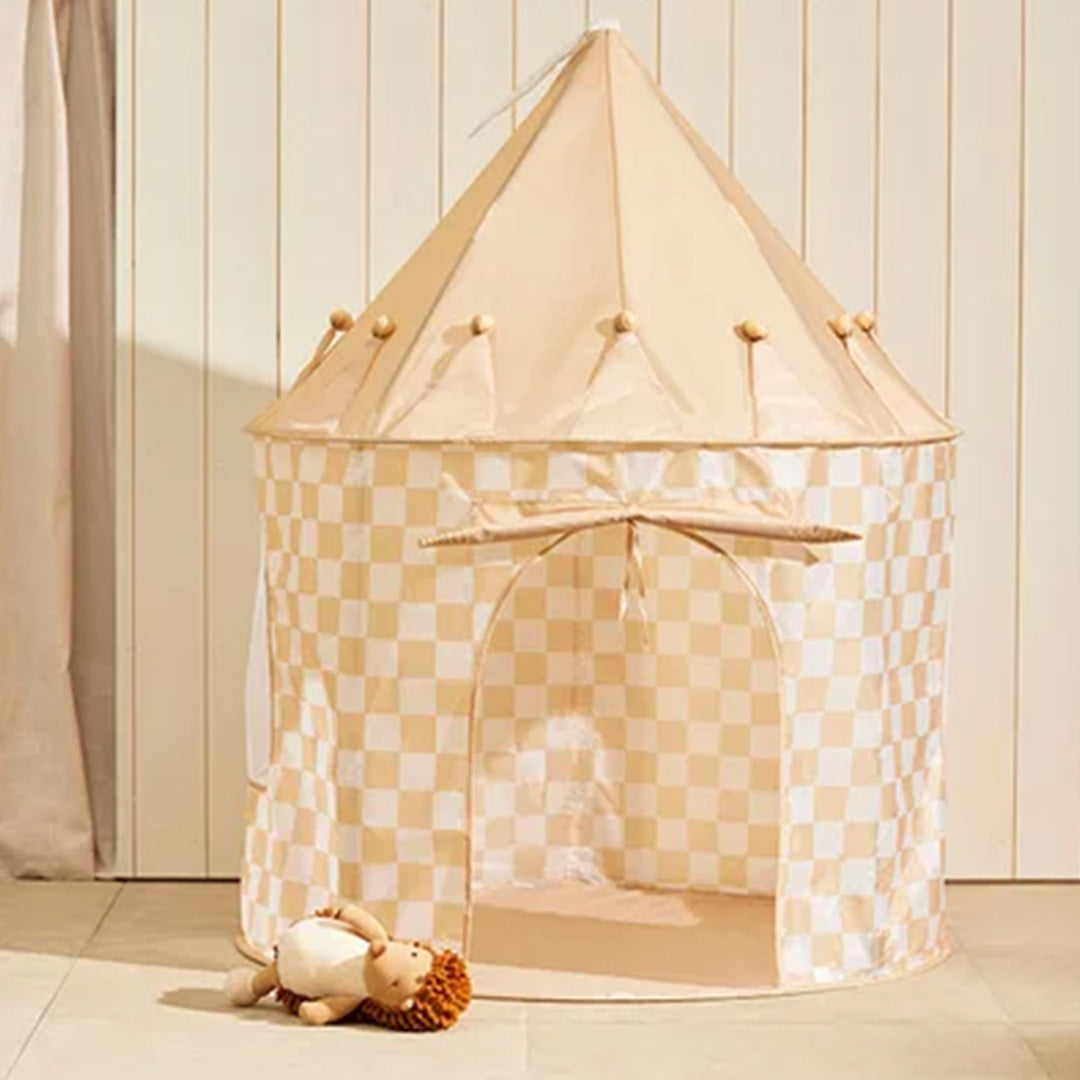 Kids Concept geruite speeltent met een knuffelleeuw ervoor in een kamer.