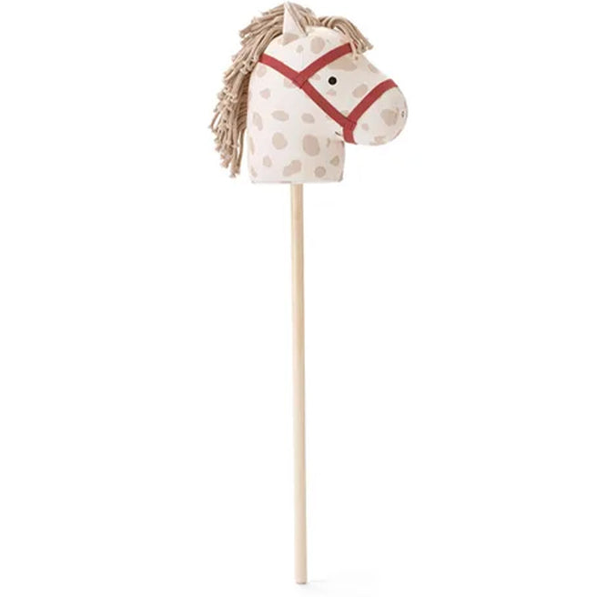 Kids Concept stokpaard Dotty met beige stof met stippen, rode hoofdstel en houten stok.