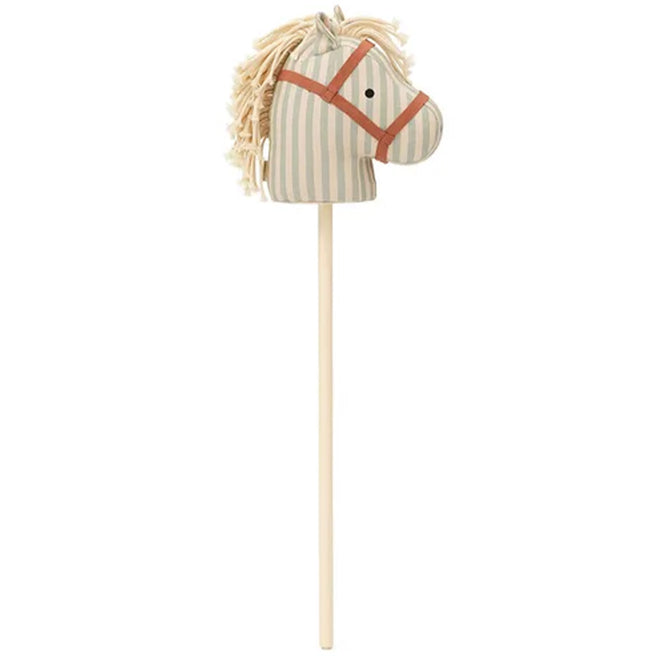 Kids Concept gestreept stokpaard met houten stok, staand op een witte achtergrond.