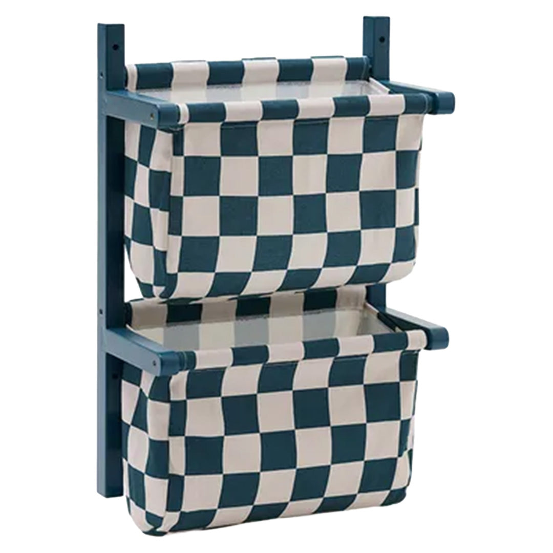 kids concept wandopberger met twee geruite teal en witte opbergmanden aan een blauw houten frame.
