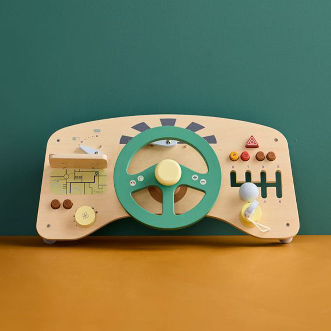 Kids Concept houten activiteitenpaneel auto met groen stuur, van voren gezien tegen een groene en oranje achtergrond.