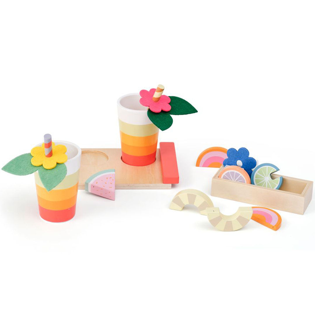 Kids Concept houten drankenset met twee bekers, rietjes, vilten bloemen, een dienblad en een bakje met speelgoedfruit op een witte achtergrond.
