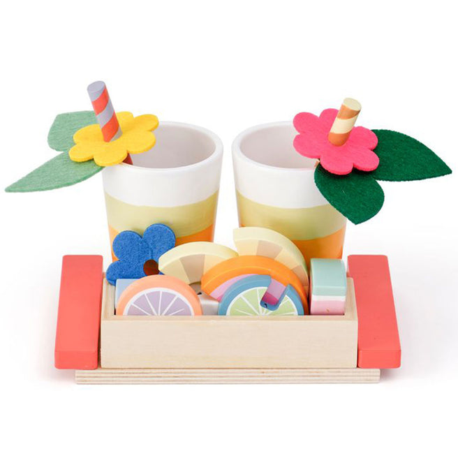 Kids Concept houten drankenset met twee bekers, rietjes, vilten bloemen en een houten bakje met speelgoedfruit.