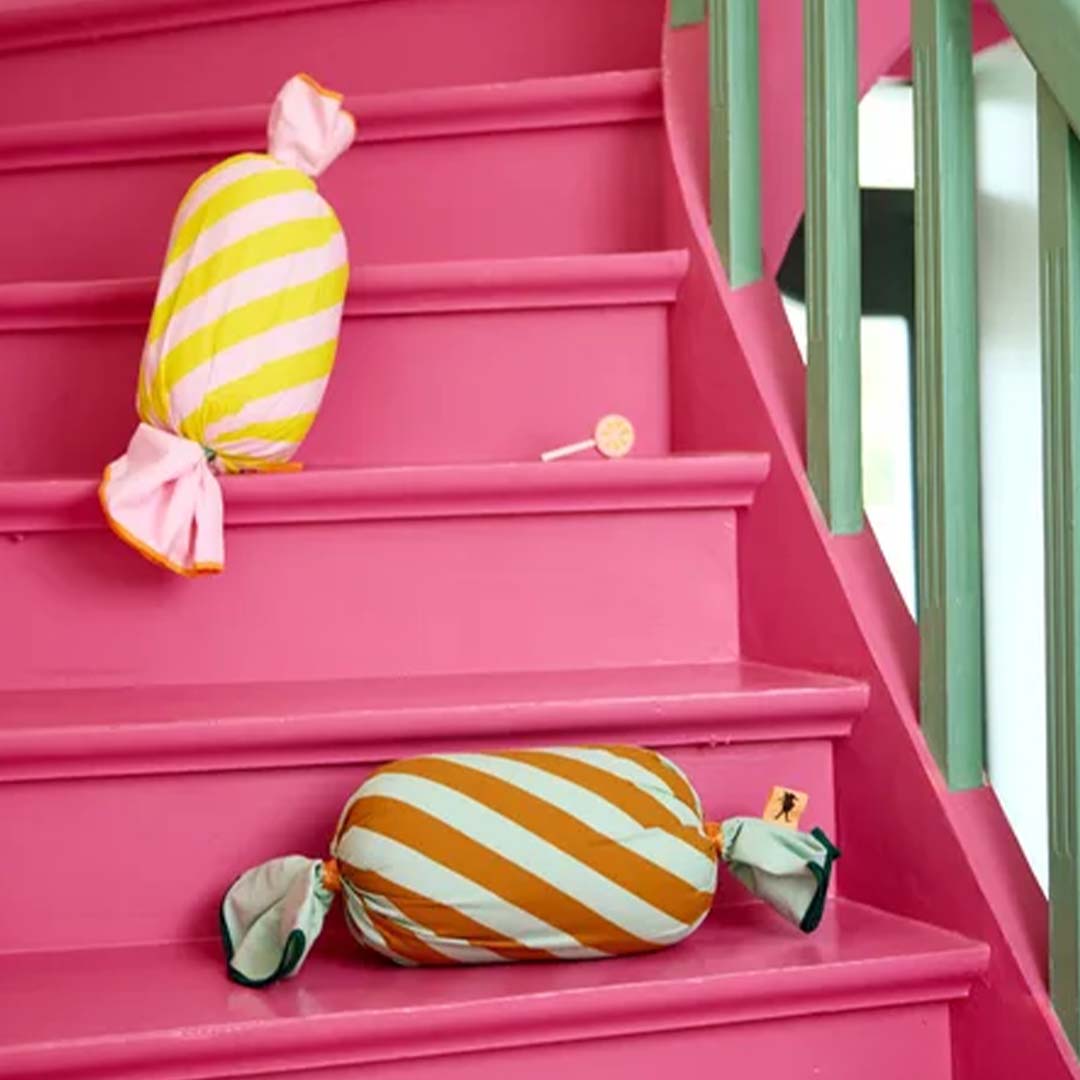 Twee Kids Concept snoepkussens op een roze trap.