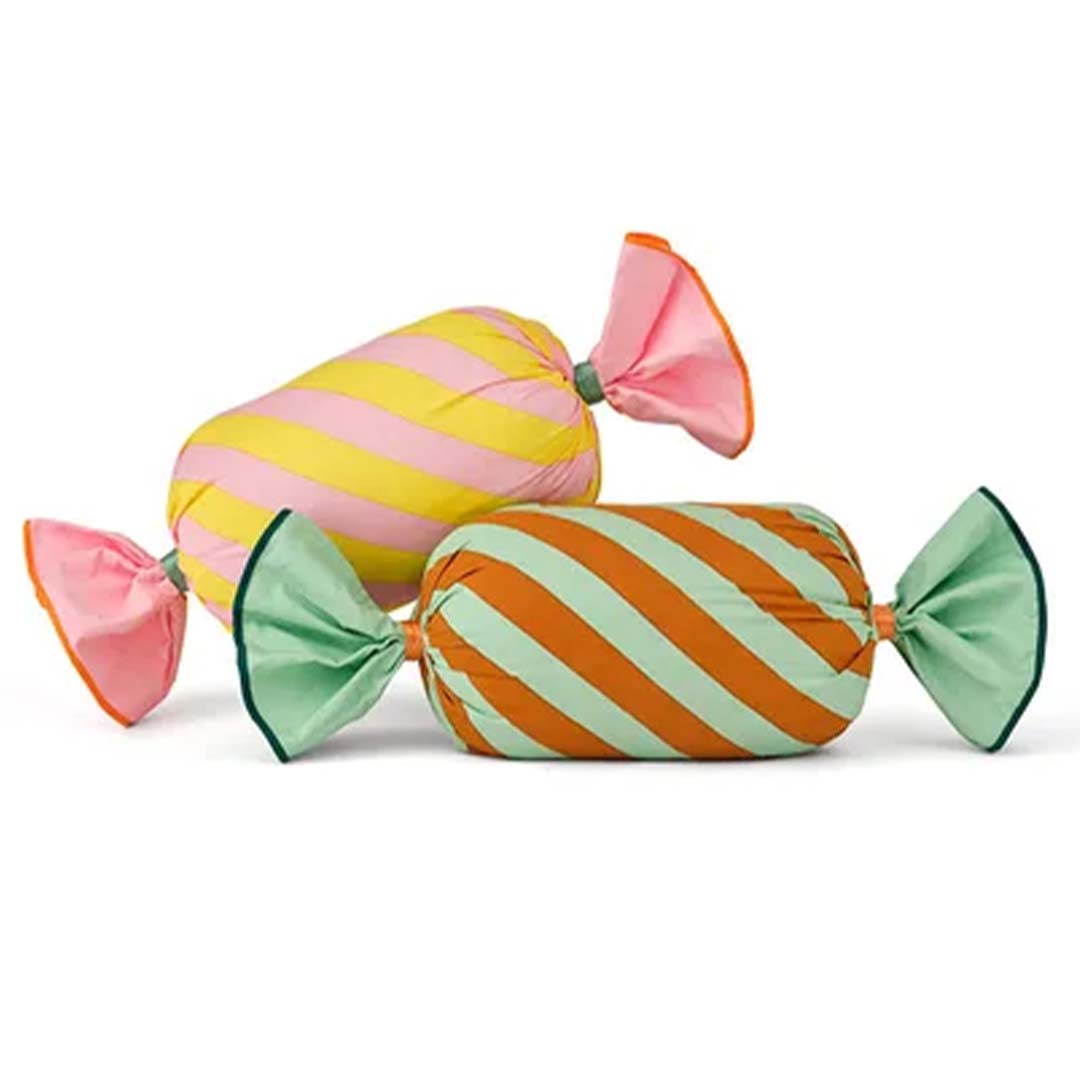 Twee Kids Concept snoepkussens, één groen-oranje en één geel-roze gestreept.