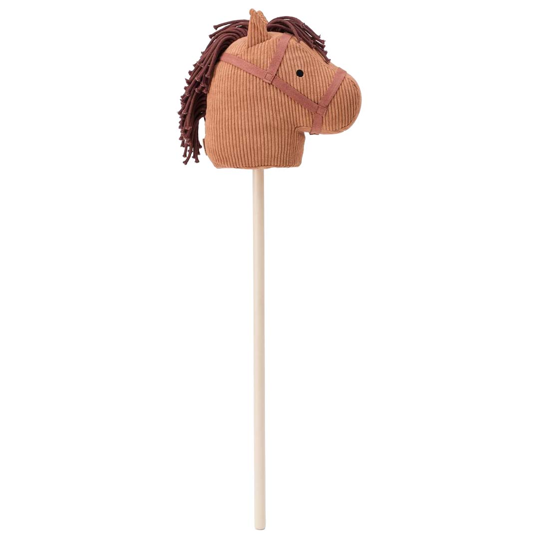 Kids Concept stokpaard met een beige stoffen paardenhoofd en houten stok.