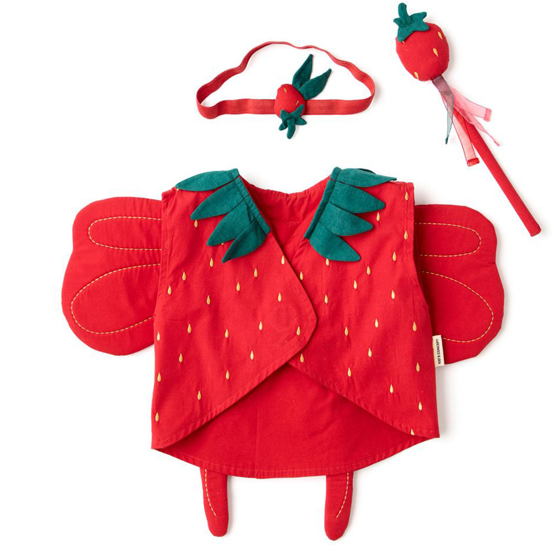 Kids Concept verkleedkleding set van een aardbeienfee met rood vest, vleugels, hoofdband en toverstaf, plat op een witte ondergrond.