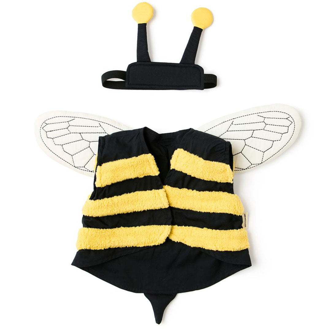Kids Concept verkleedkleding hommel, bestaande uit een gestreept vest met vleugels en een haarband met antennes, plat neergelegd.