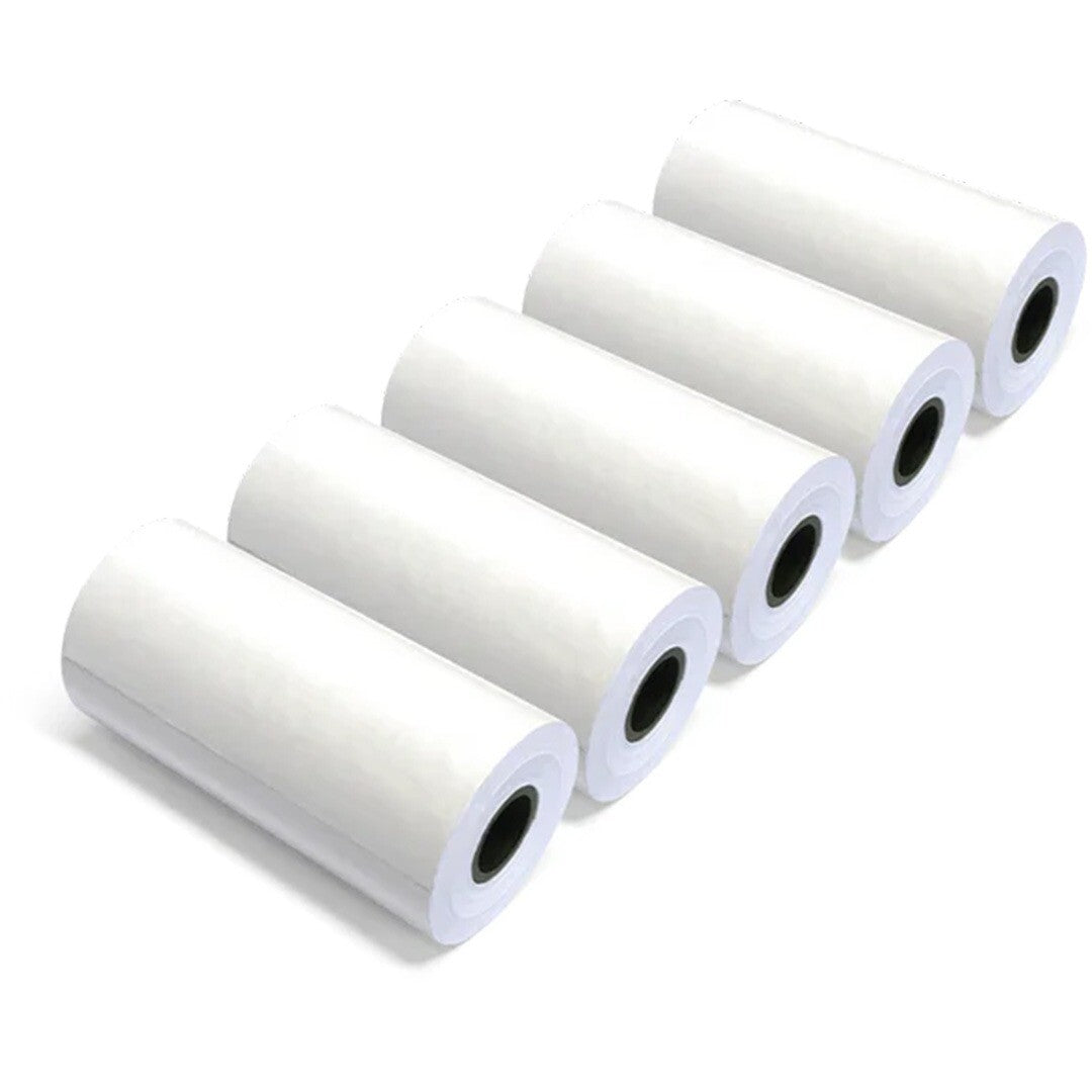 Vijf witte rollen fotopapier voor een kindercamera, schuin op een witte achtergrond.