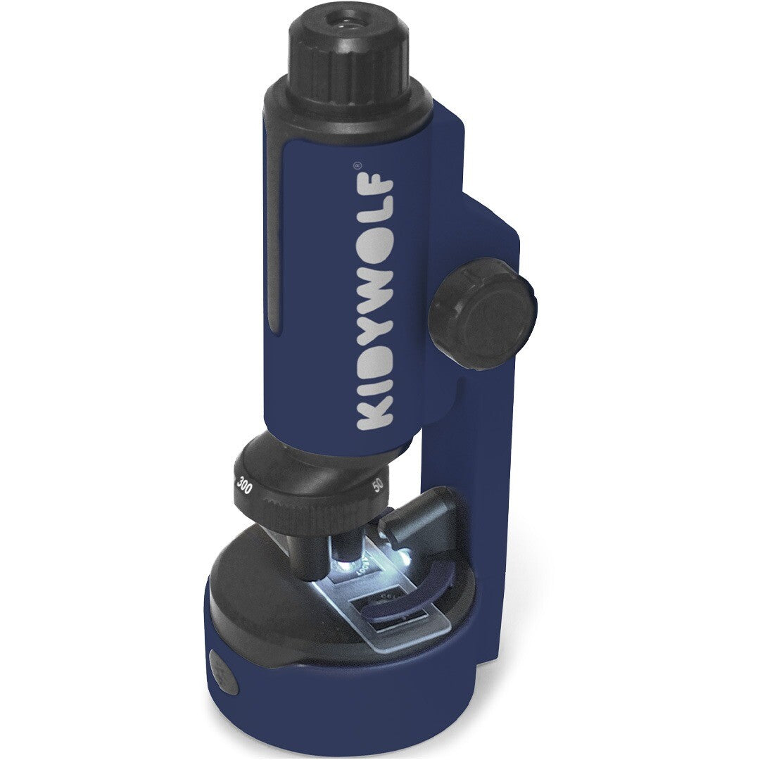 Kidywolf blauwe kindermicroscoop met verlichting op de preparaatplaat.