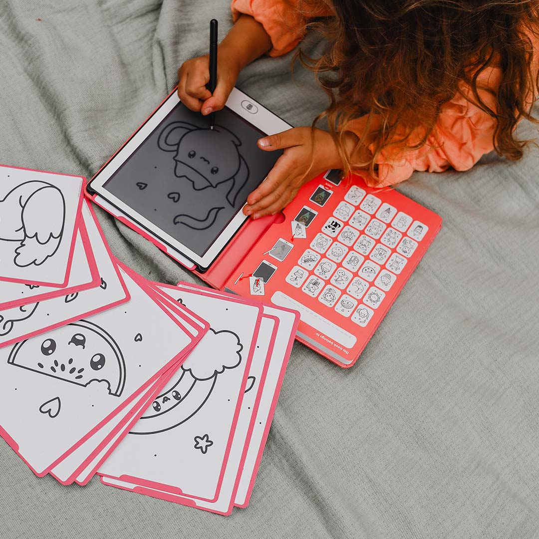 Een kind tekent een Kawai figuur op het Kidywolf KidyDraw Mini tekenbord met bijbehorende kaarten.