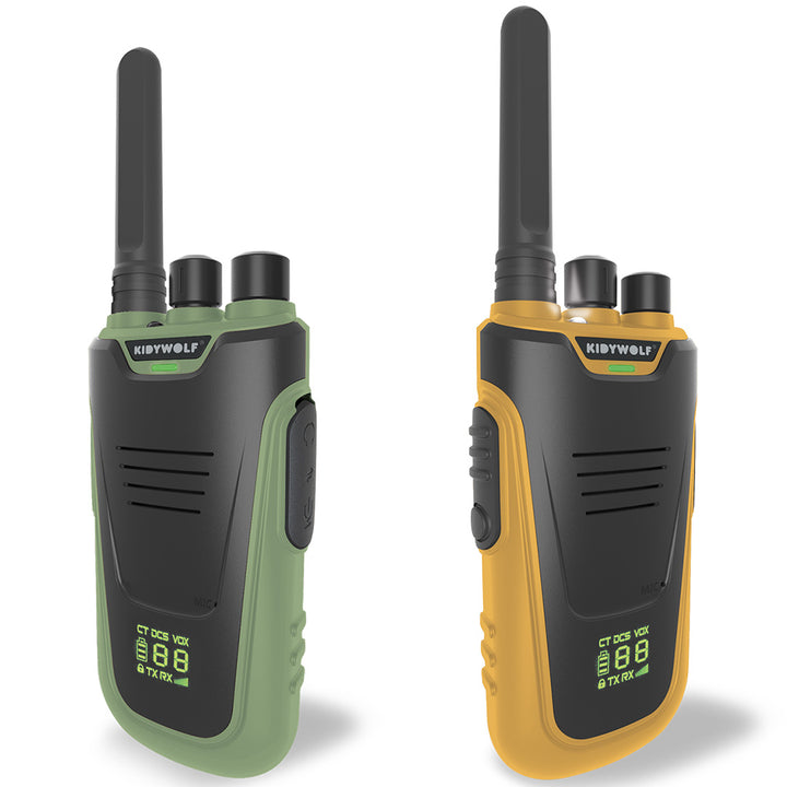 Twee Kidywolf Kidytalk walkie talkies, een groene en een mosterdgele, staan rechtop.