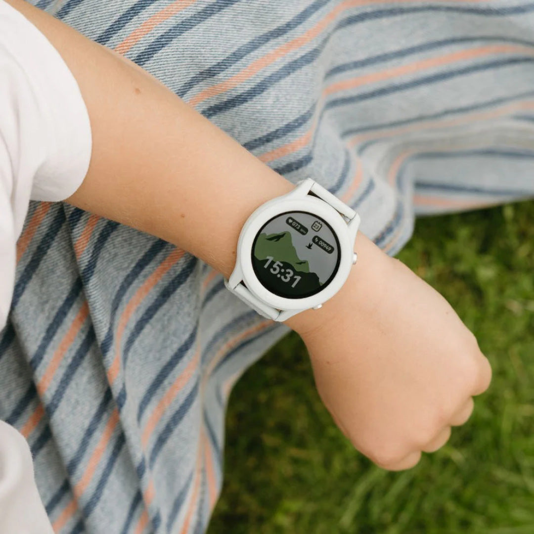 Een kind draagt de lichtgroene Kidywolf kinder smartwatch met een digitale tijd en berglandschap op de wijzerplaat.