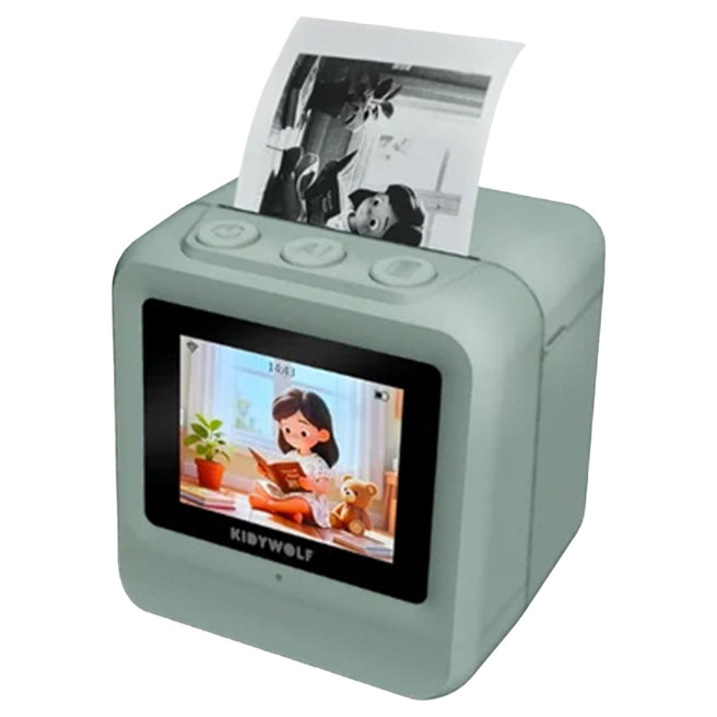 Kidywolf Kidyprinter AI speelgoedprinter in het groen, schuin gefotografeerd, met een zwart-wit foto die uit de bovenkant komt.