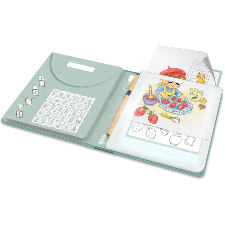 Kidywolf KidyDraw tekenbord opengeklapt met een ingekleurde tekening van een kind dat aardbeien bakt en diverse sjablonen.