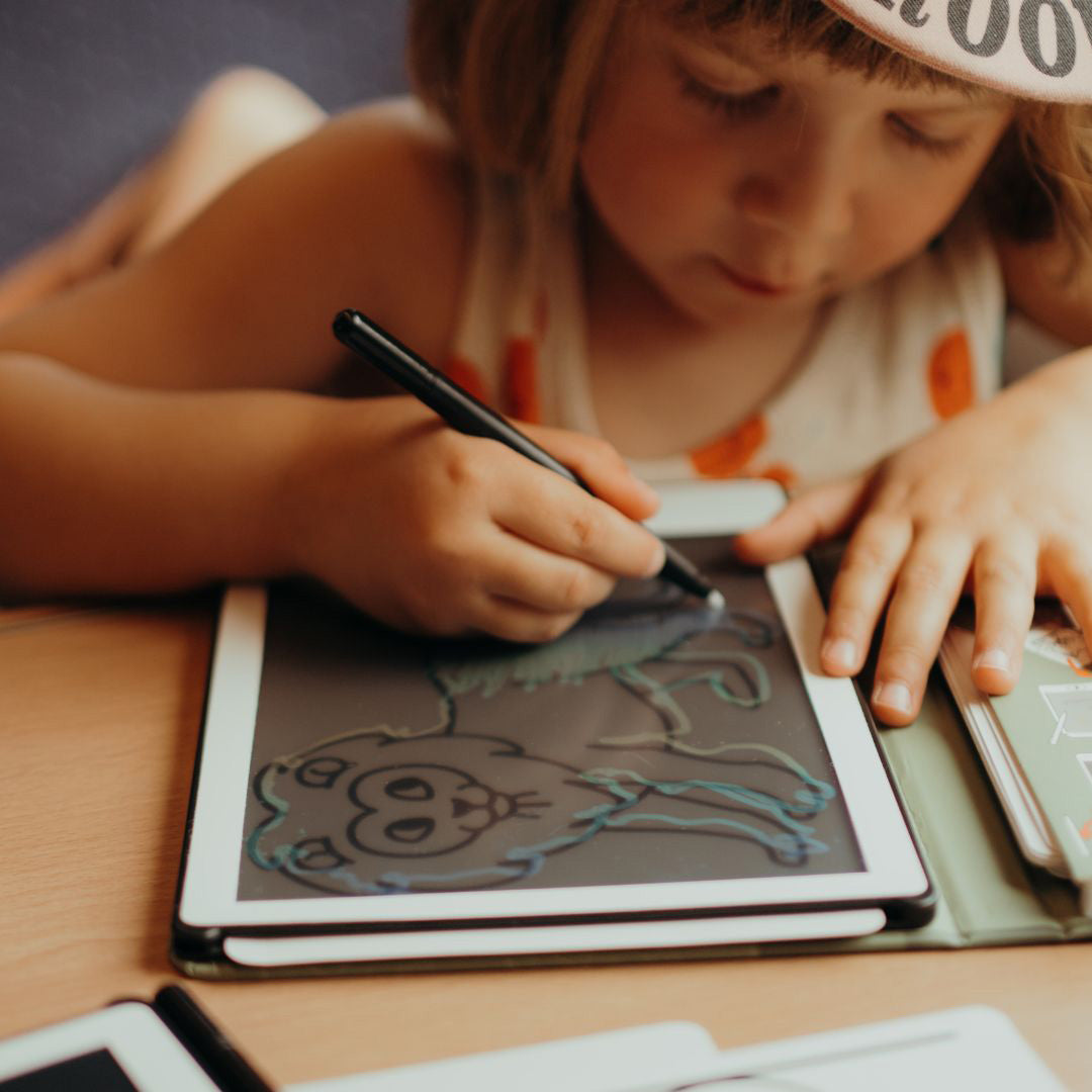 Een kind tekent met een stylus een dier op een KidyDraw tablet.