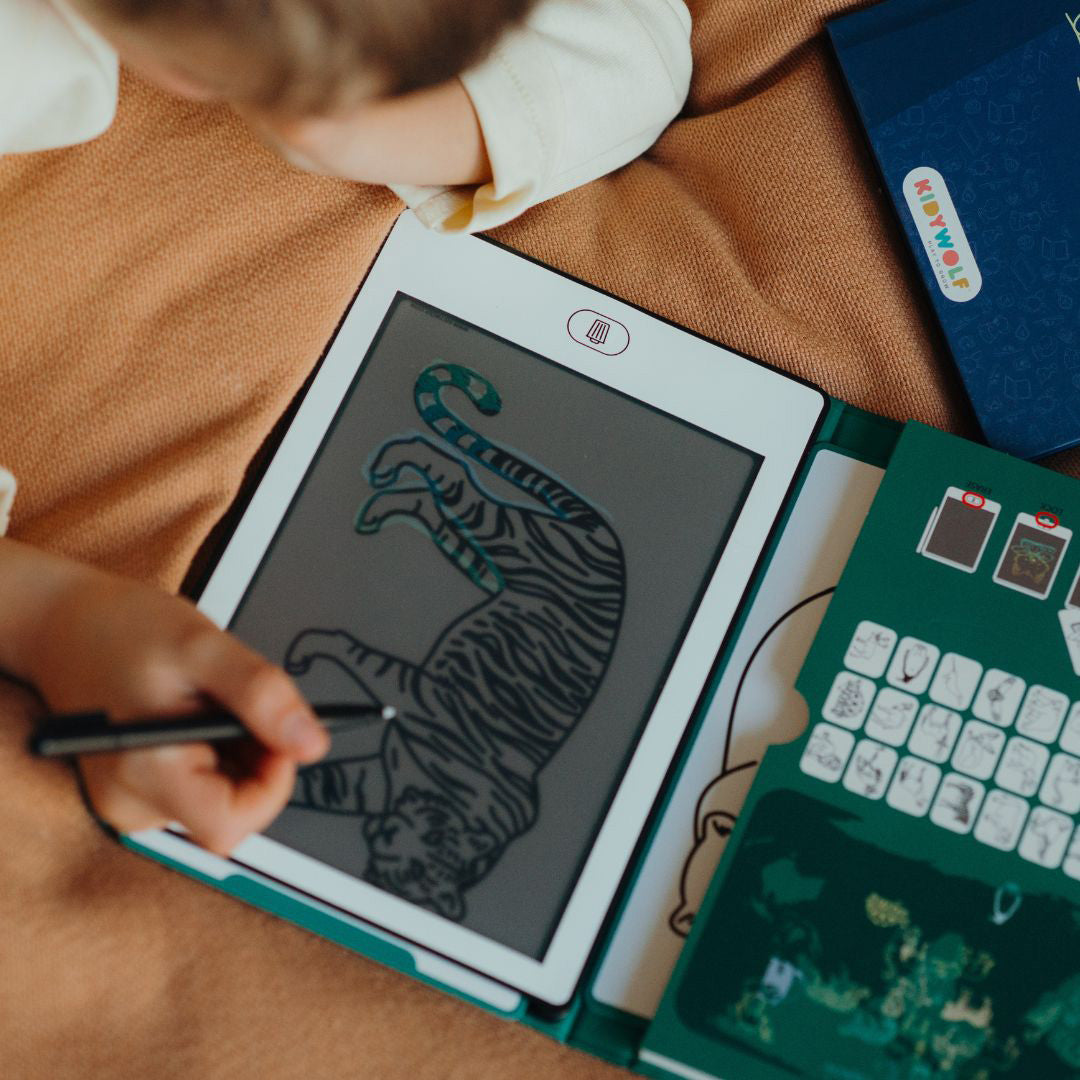 Een kind tekent een tijger op een Kidywolf KidyDraw Mini tablet met een stylus.