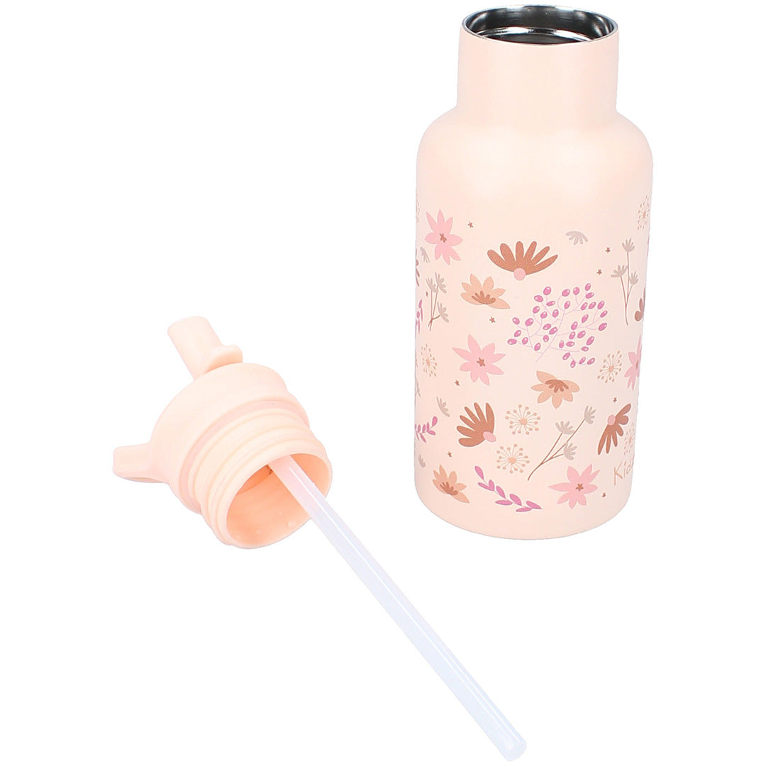 Roze drinkfles met gebloemd patroon, met de rietjesdop ernaast en de open fles.