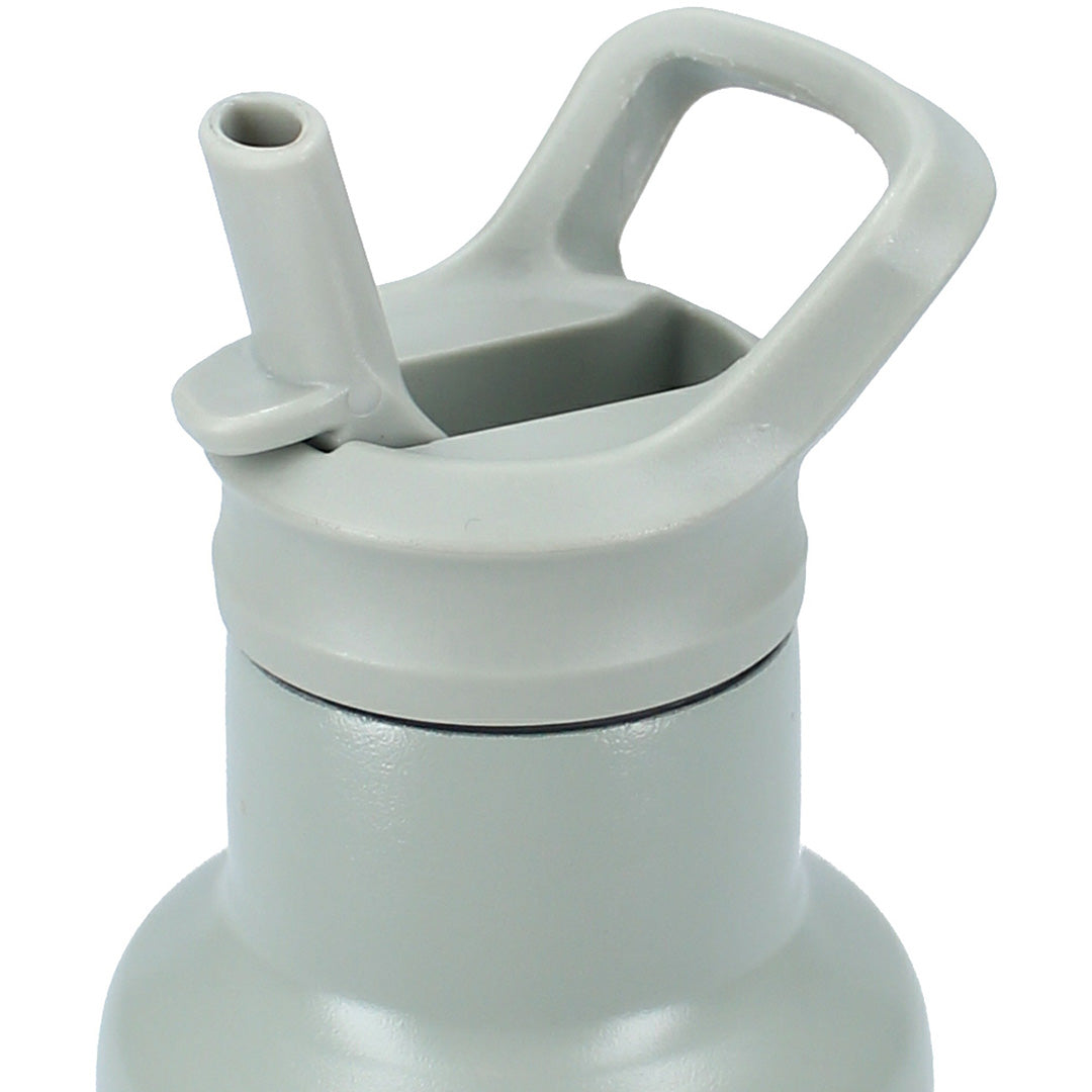 Detail van de grijze rietjesdeksel van de Kidzroom drinkfles met het rietje ingeklapt.