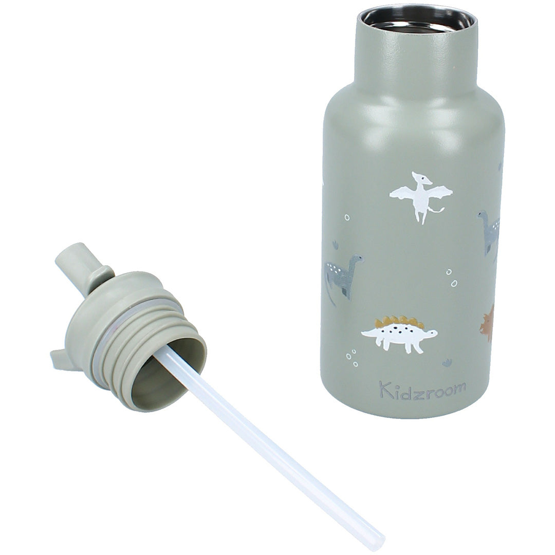 Kidzroom groene RVS drinkfles met dinosauruspatroon, de rietjesdeksel en het rietje liggen ernaast.