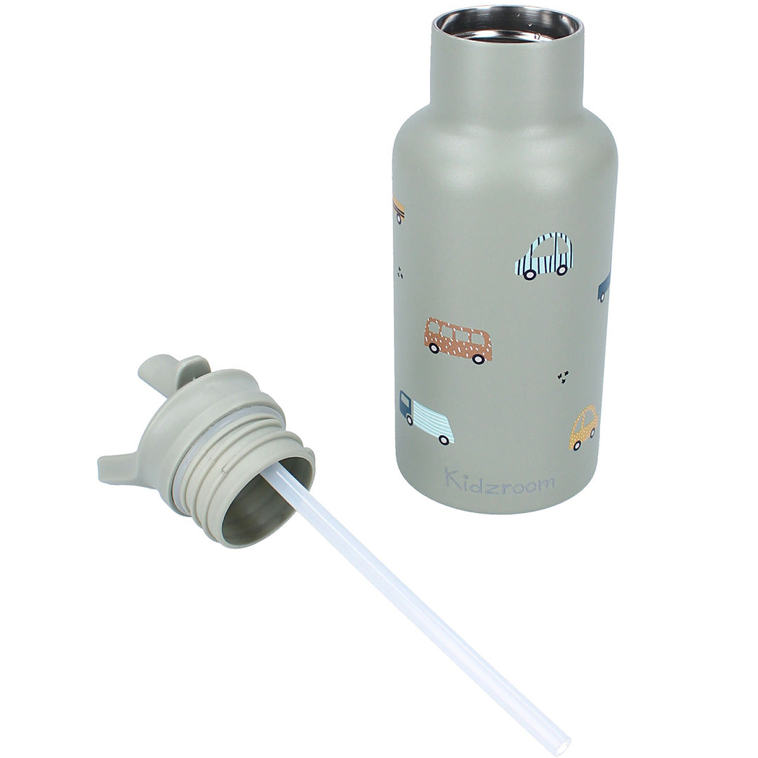 De Kidzroom RVS drinkfles met voertuigpatroon staat naast het losse rietjesdeksel met rietje.