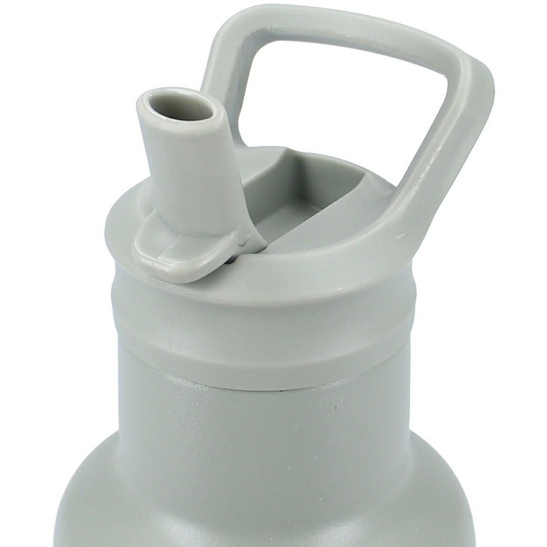 Close-up van het grijze rietjesdeksel van de Kidzroom drinkfles met handvat en tuit.