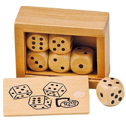 Goki houten dobbelstenenset met een open kistje, vijf dobbelstenen erin en één ernaast, en de deksel met dobbelsteenafbeeldingen.