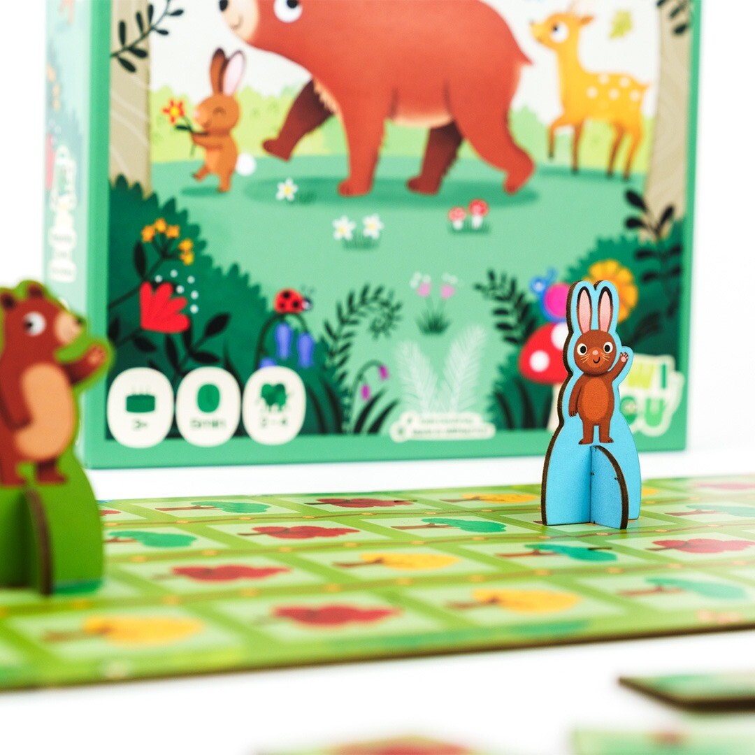 Detail van het Kiwizou bordspel Forest First met een konijn speelfiguur op het groene speelbord.