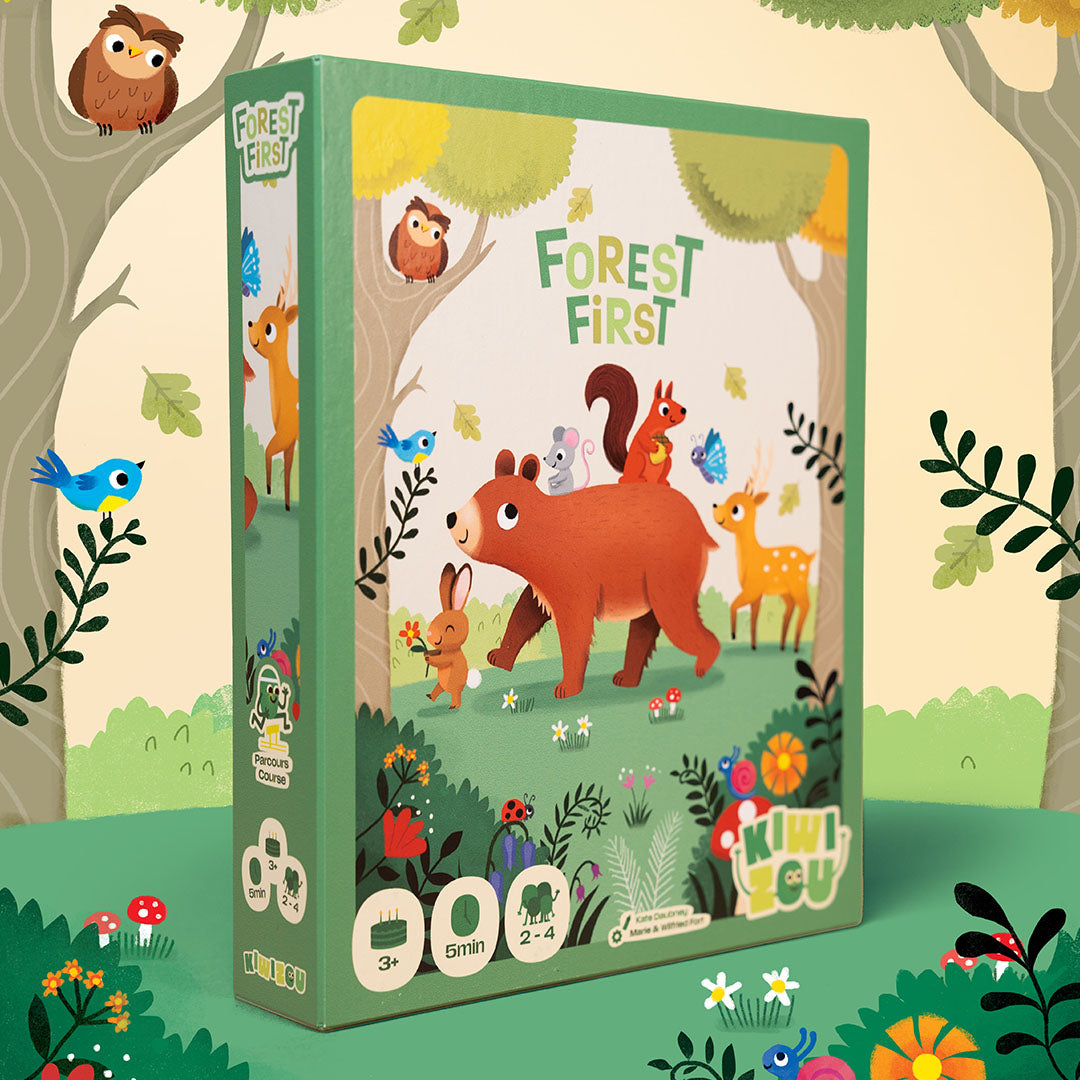 Groene verpakking van het Kiwizou bordspel Forest First met bosdieren, geplaatst in een geïllustreerde bosomgeving.