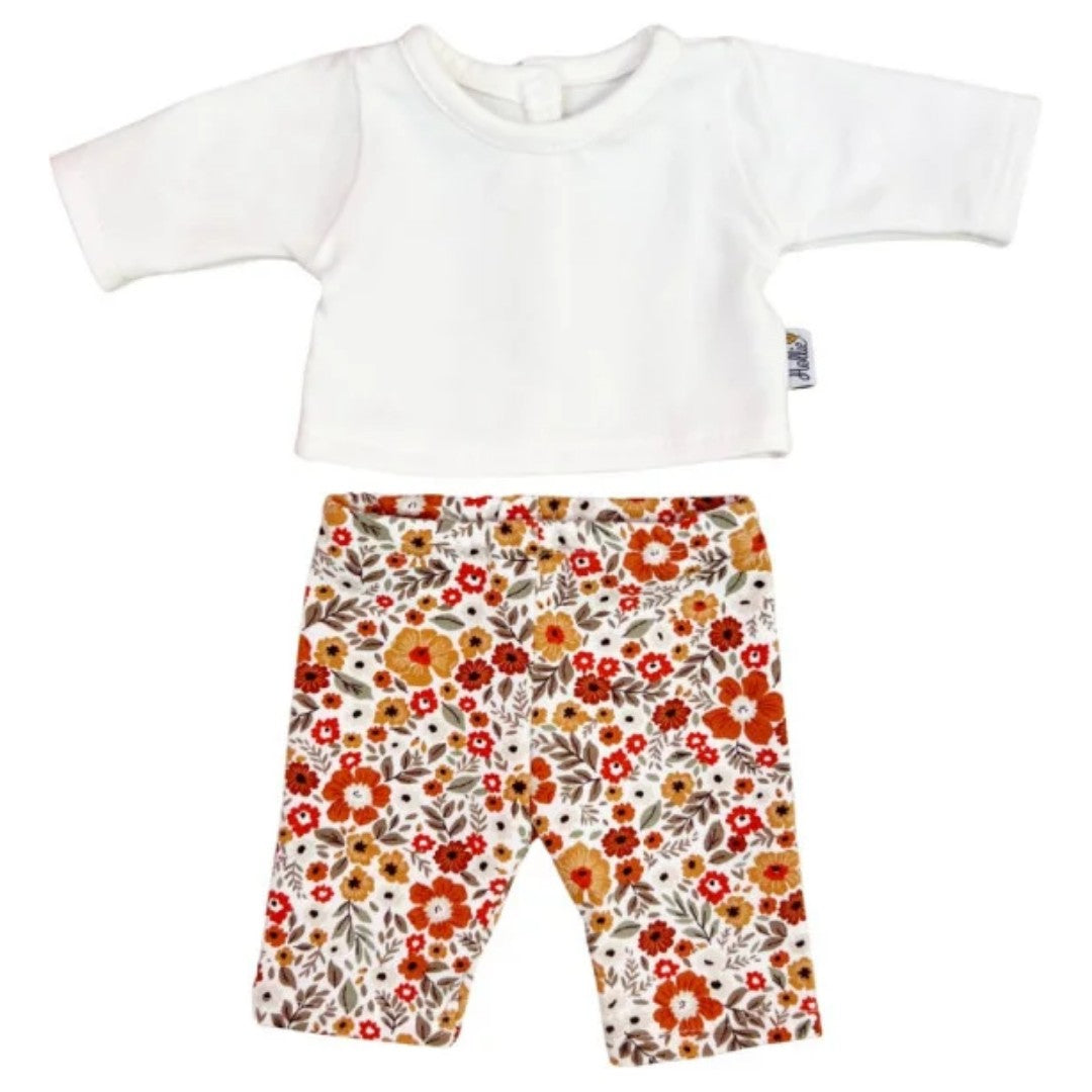 hollie poppenkleding set met wit shirt en gebloemde broek met oranje en bruine bloemen.