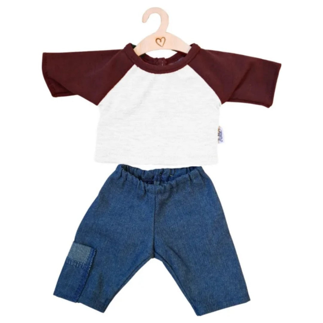 Hollie poppenkleding set met een wit-bordeaux shirt en een denimblauwe broek op een houten hangertje.
