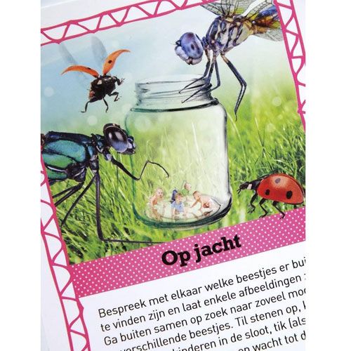 Detail van een speelkaart van het Kleine Avonturen kaartspel met een illustratie van grote insecten rond een glazen pot met kleine mensen.