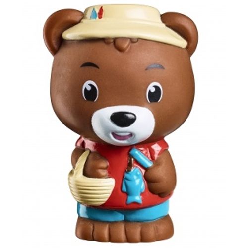 Klorofil berenfiguurtje met rode blouse, blauwe broek, beige hoed, mandje en vis.