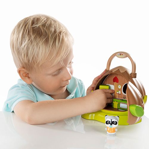 Een jongen speelt met het open Klorofil hazelnoothuis speelset met keukeninterieur.