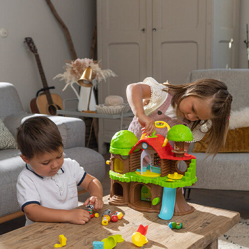 Twee kinderen spelen met de Klorofil boomhut speelset en de dierenfiguren.