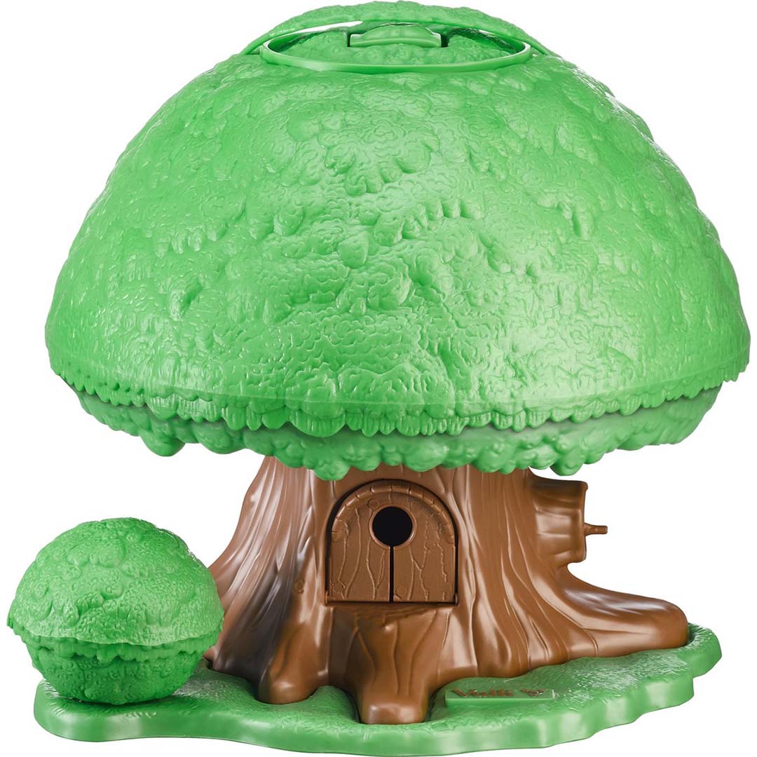 De gesloten Klorofil speelboom met een grote groene boomkruin en een klein groen struikje ernaast.