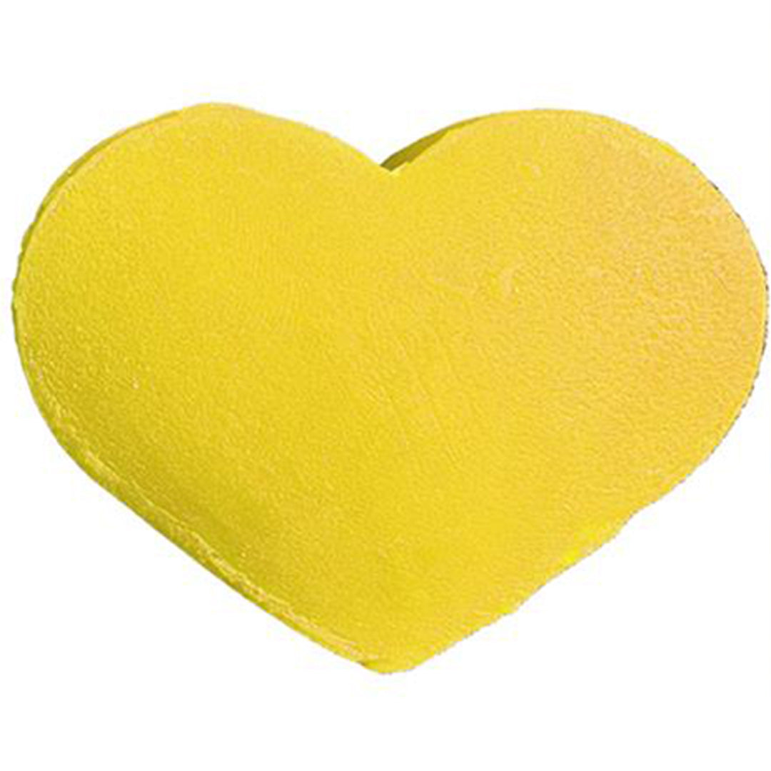 Gele speelklei in de vorm van een hart.