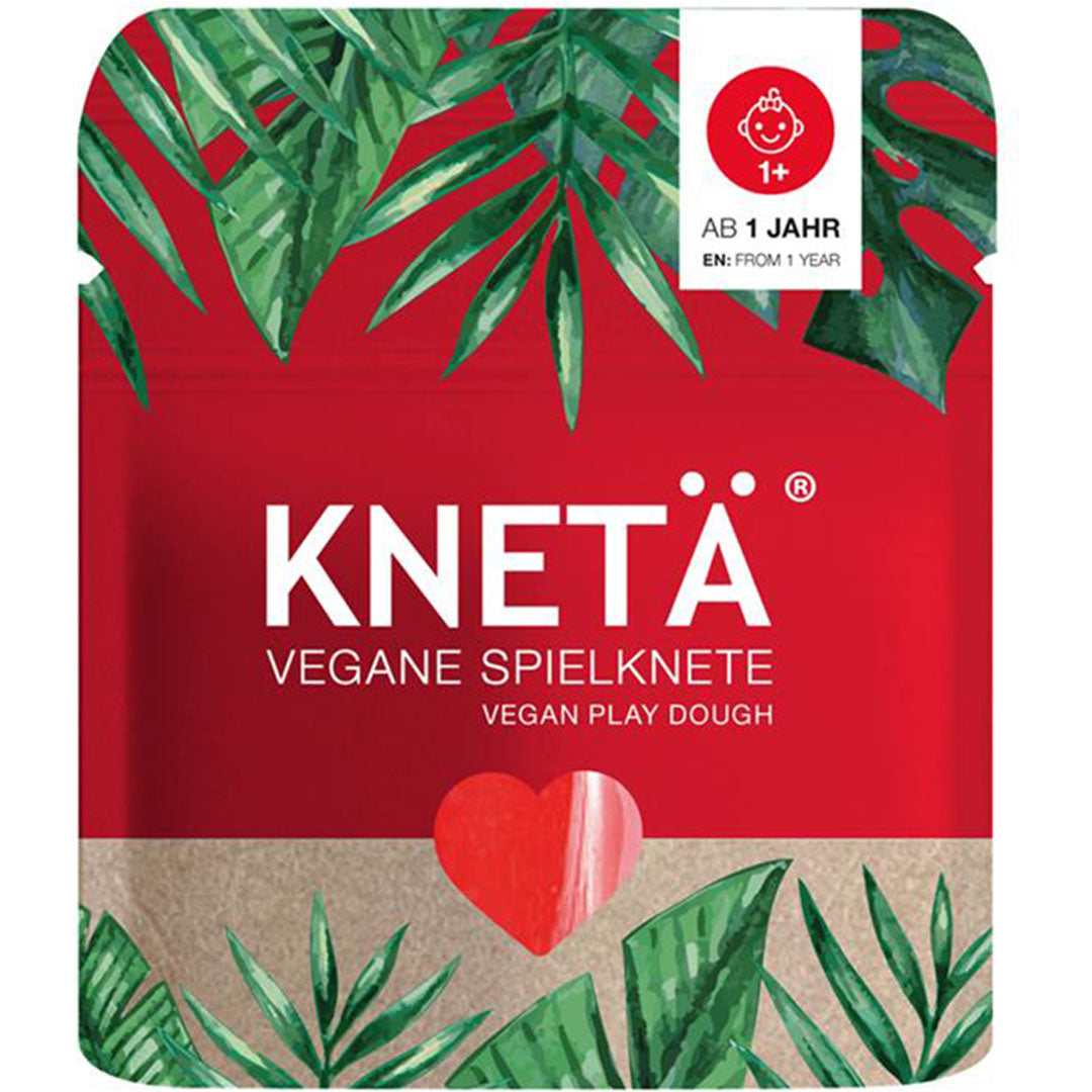 De verpakking van Knetä vegan speelklei in een rode zak met groene bladeren en de tekst 'AB 1 JAHR'.