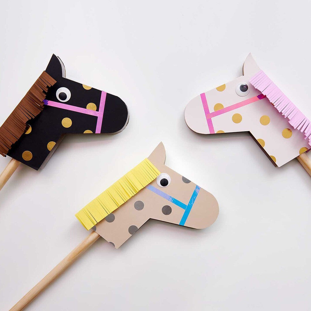 Drie knutselpaardjes gemaakt van papier met stippen en gekleurde manen.