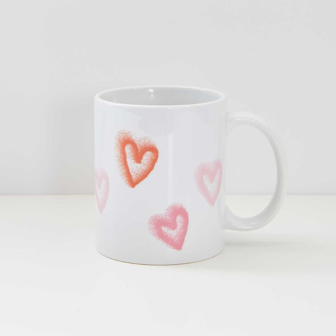 Witte mok met roze en rode spray harten, gemaakt met de transferfolie.
