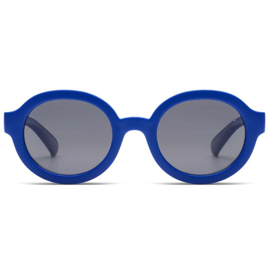 Komono babyzonnebril in berry blauw, van voren gezien.