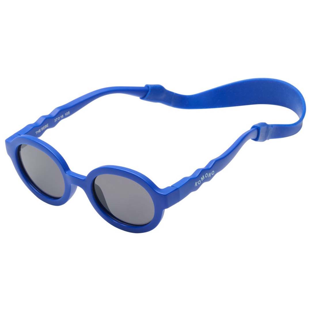 Komono kinderzonnebril Lele voor 1-2 jaar, blauw, met elastische band, schuin van voren.