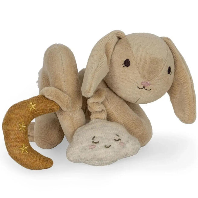 Konges Sløjd activiteitenspiraal voor baby's, een beige pluche konijn met een maan en wolk.