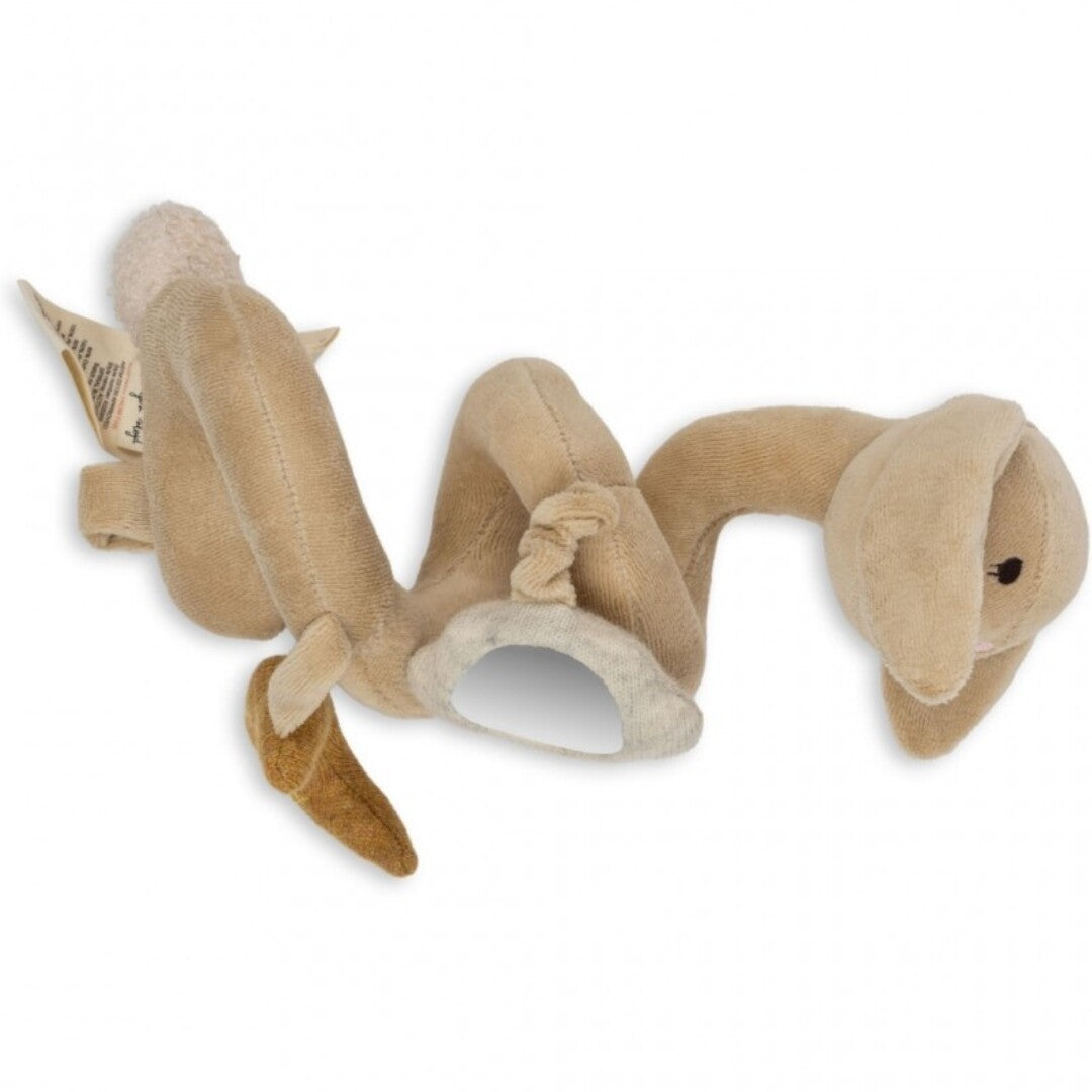 Konges Sløjd activiteitenspiraal voor baby's, een beige pluche konijn in uitgerekte spiraalvorm.