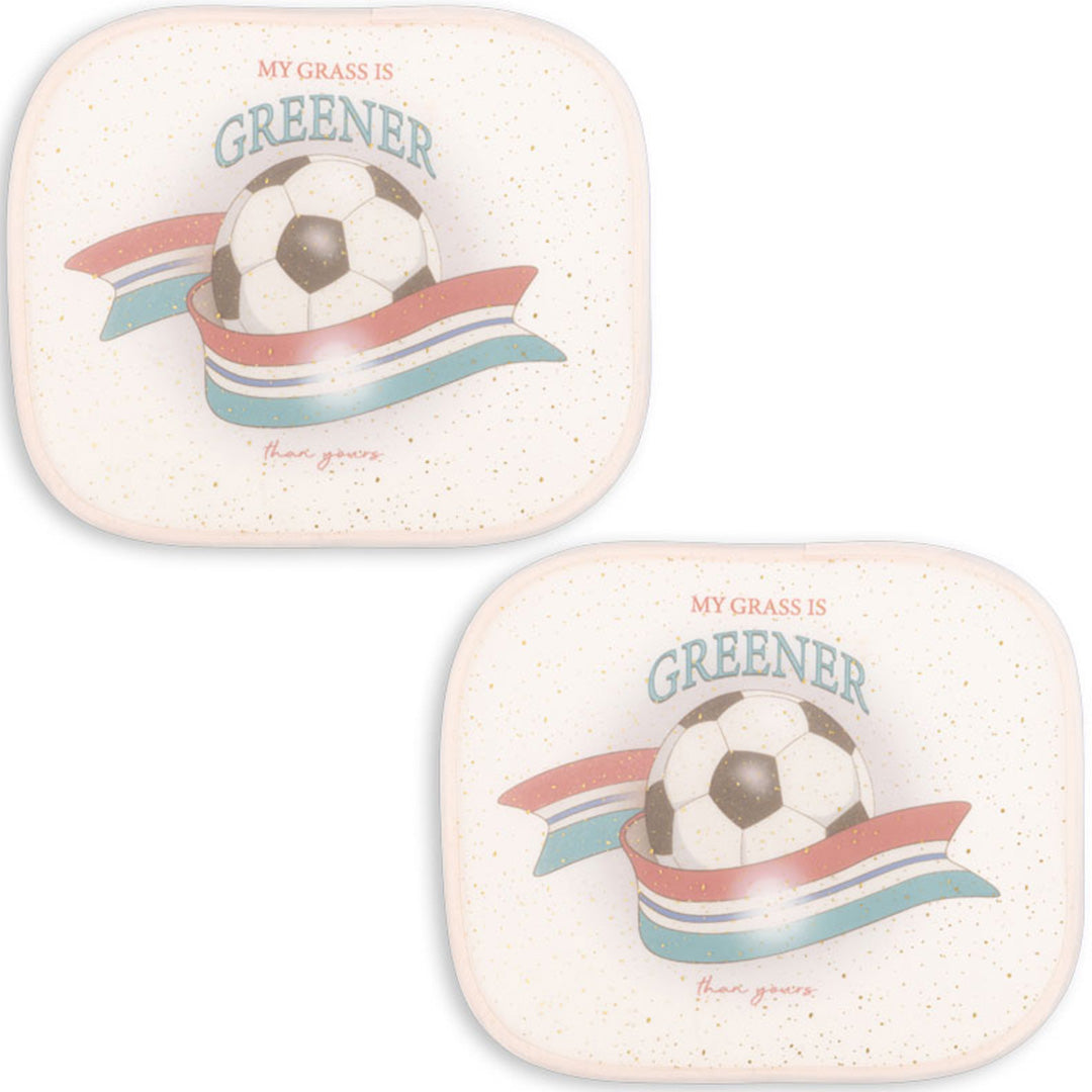 Twee Konges Sløjd beige auto zonneschermen met een voetbal, lint in Nederlandse kleuren en de tekst 'MY GRASS IS GREENER'.