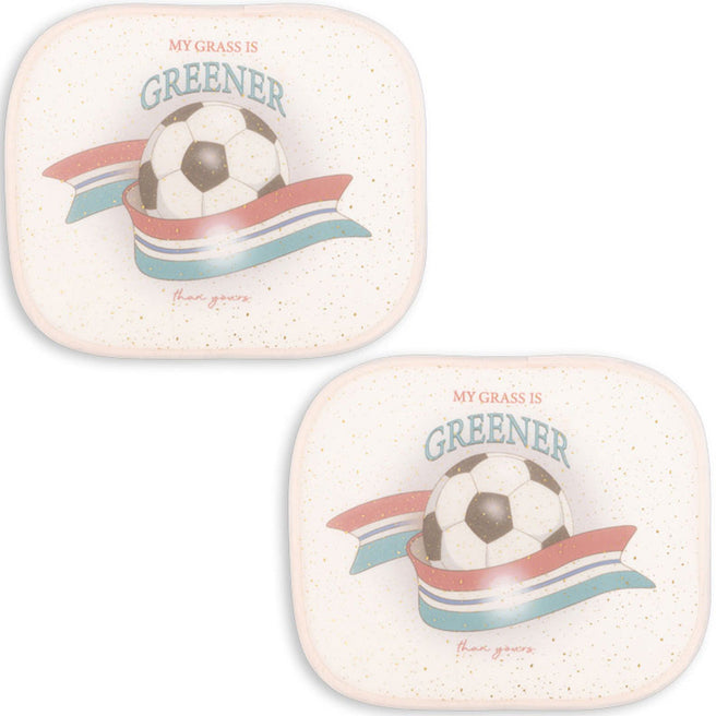 Twee Konges Sløjd beige auto zonneschermen met een voetbal, lint in Nederlandse kleuren en de tekst 'MY GRASS IS GREENER'.