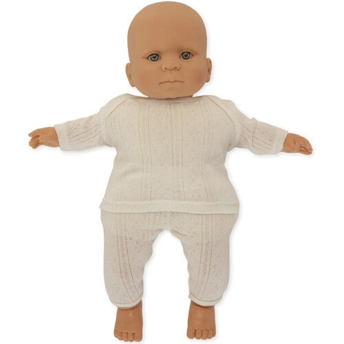 Konges Sløjd babypop Alfie met lichte huid en blauwe ogen, gekleed in een wit gebreid pakje.