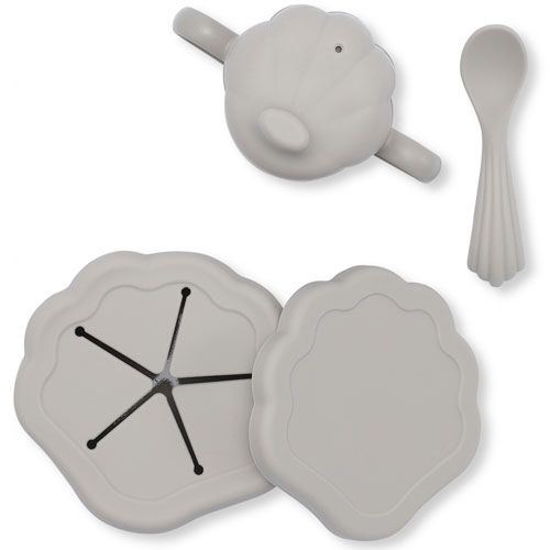 Konges Sløjd grijs siliconen babyservies in schelpvorm met beker, lepel en twee kommen.