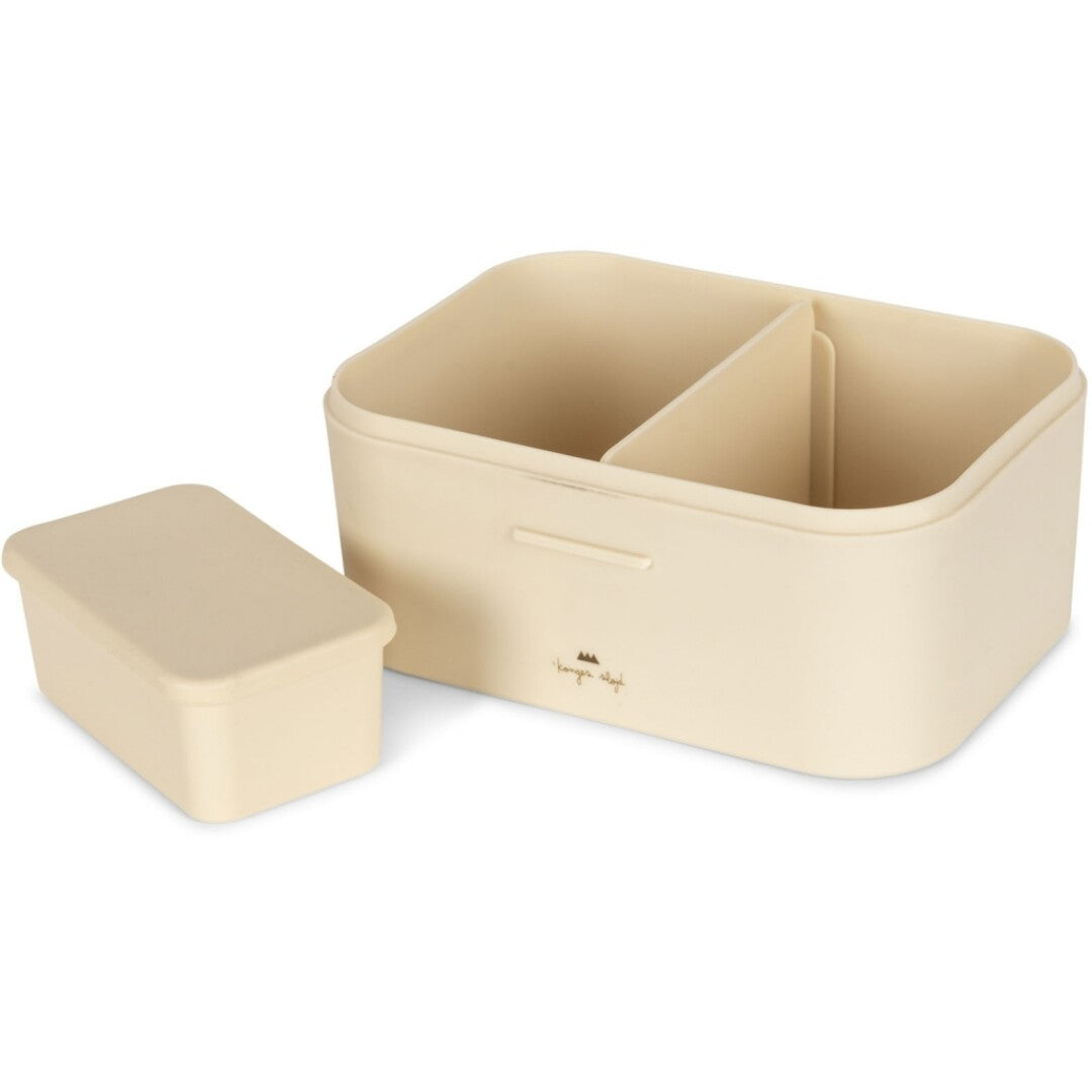 Open Konges Sløjd beige broodtrommel met twee vakken en een los klein bakje ernaast.