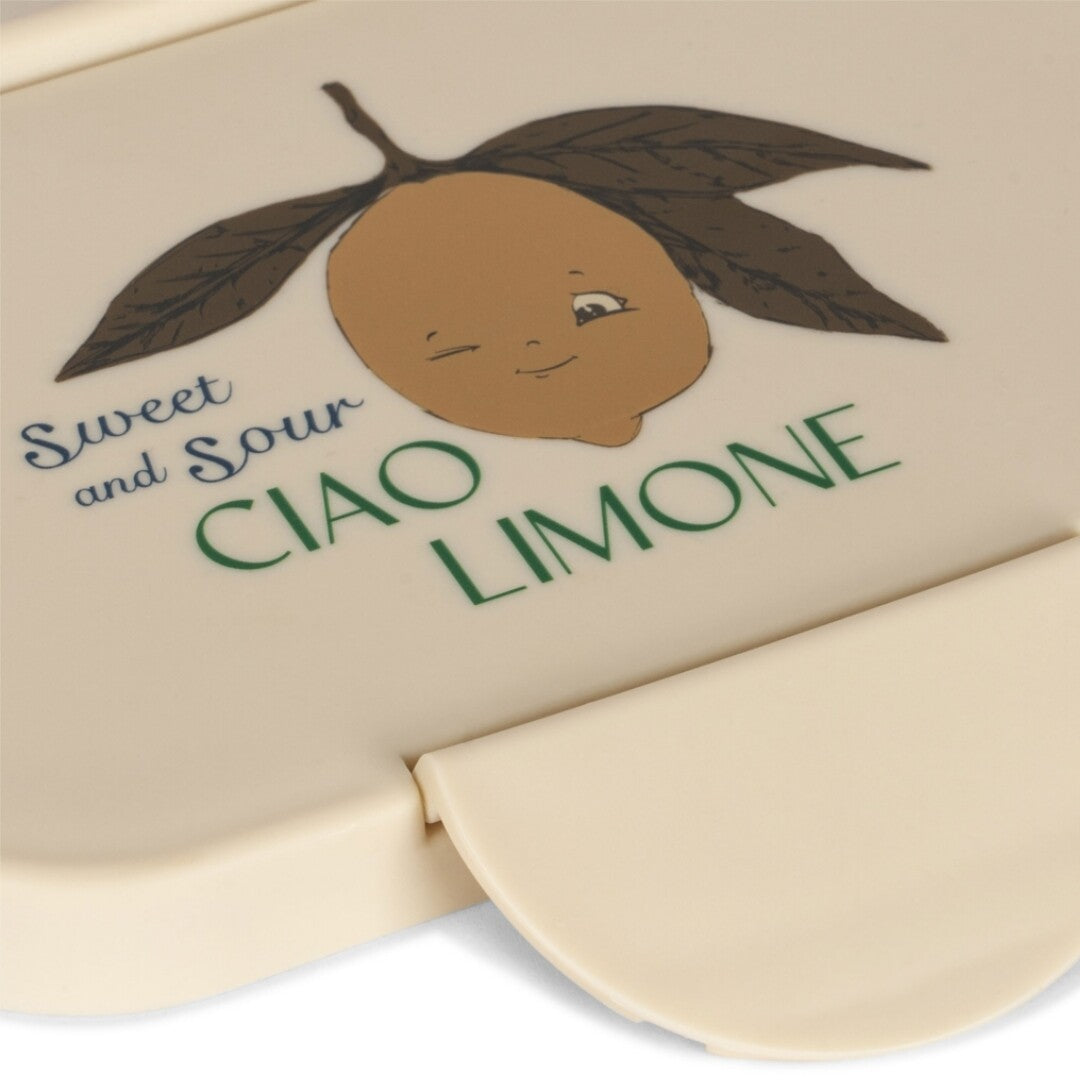 Detail van de deksel van de Konges Sløjd broodtrommel met de limoenillustratie en tekst 'Ciao Limone'.